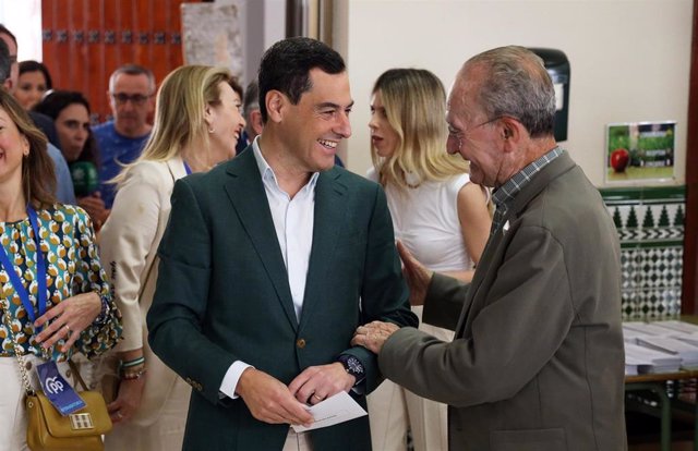 El presidente del PP andaluz y de la Junta, Juanma Moreno (i) y el alcalde de Málaga, Francisco de la Torre Prados (d) a su llegada al colegio electoral en Málaga. 