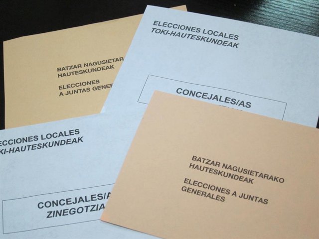 Archivo - Sobres i paperetes per a les eleccions municipals i forals