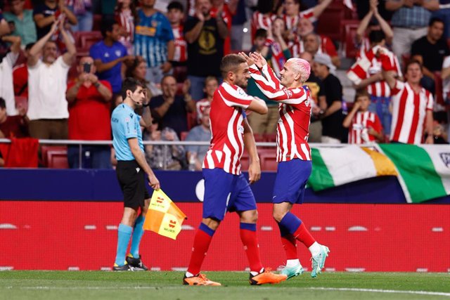 Antoine Griezmann celebra un gol junto a Koke Resurrección.