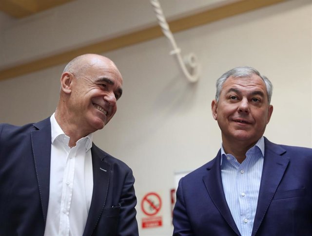 El alcalde y candidato del PSOE a la Alcaldía de Sevilla, Antonio Muñoz, y el candidato del PP, José Luis Sanz 