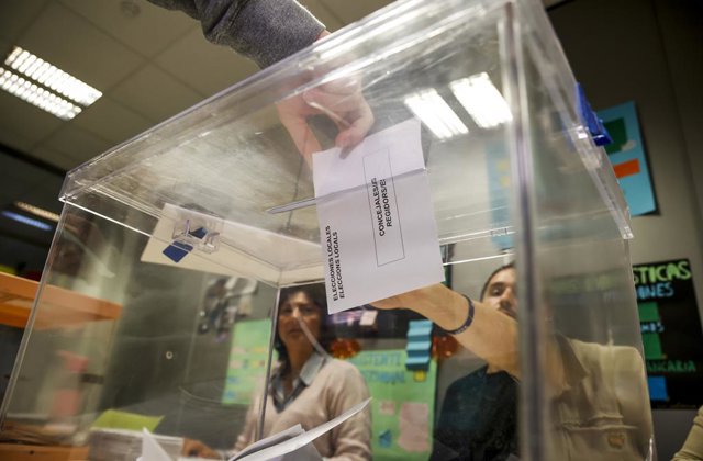 Una persona diposita el seu vot en una urna