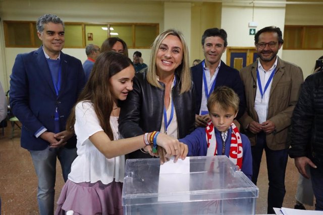 La candidata del PP a la Alcaldía de Granada, Marifrán Carazo, ha votado en el IES Cervantes