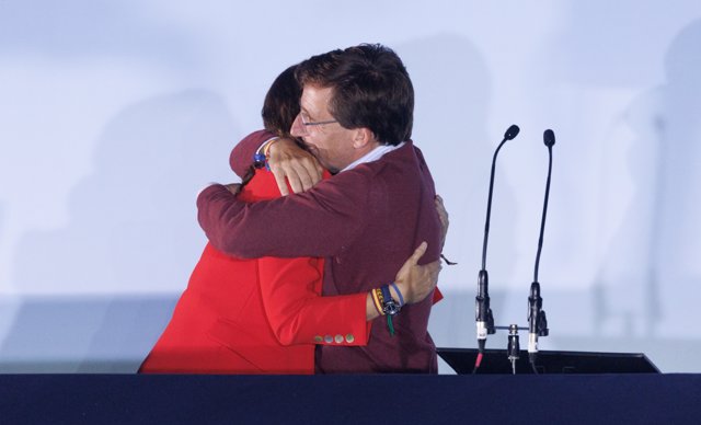 El alcalde de Madrid y candidato a la reelección, José Luis Martínez-Almeida; y la presidenta de la Comunidad de Madrid y candidata a la reelección, Isabel Díaz Ayuso, se abrazan mientras celebra la victoria del partido 