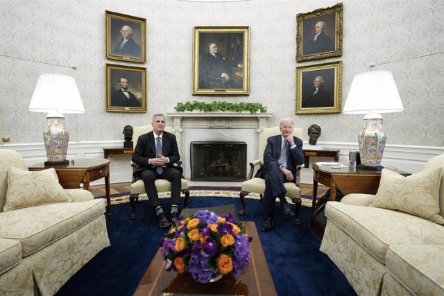 El presidente de Estados Unidos, Joe Biden, con el líder republicano de la Cámara de Representantes, Kevin McCarthy 