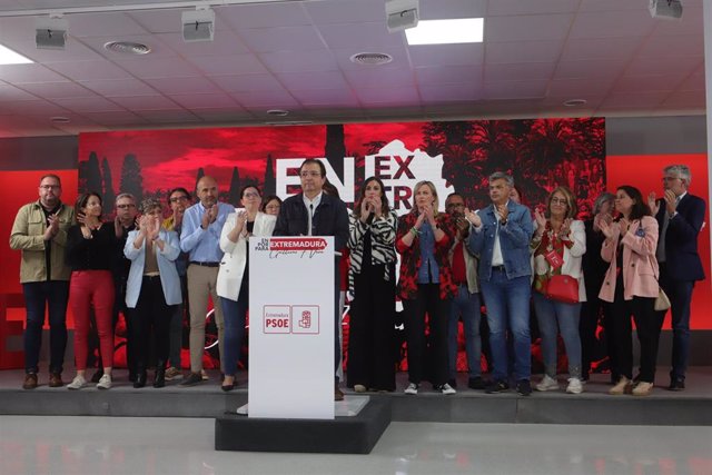 El candidato del PSOE a la reelección a la Presidencia de la Junta, Guillermo Fernández Vara, en rueda de prensa para valorar los resultados electorales