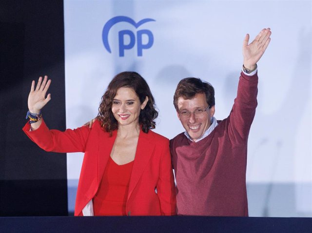 El alcalde de Madrid y candidato a la reelección, José Luis Martínez-Almeida; y la presidenta de la Comunidad de Madrid y candidata a la reelección, Isabel Díaz Ayuso, celebran la victoria del partido en la sede nacional 