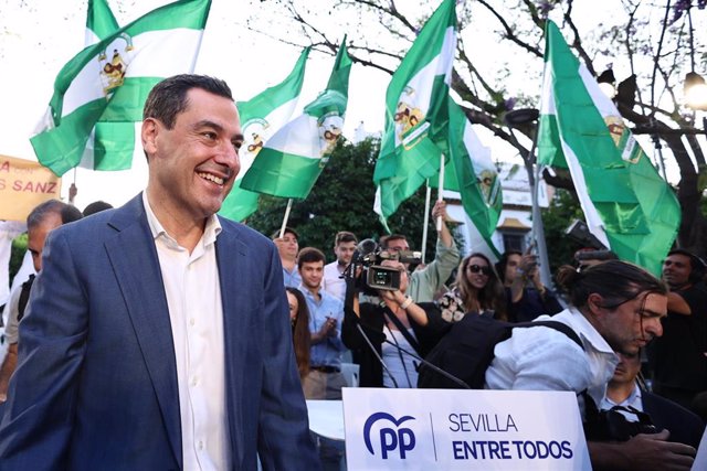 El presidente del PP-A y de la Junta de Andalucía, Juanma Moreno, durante el acto de cierre de campaña a las elecciones municipales que se celebra en la Plaza de San Gonzalo de Triana. A 26 de mayo del 2023 en Sevilla (Andalucía, España). El acto se celeb