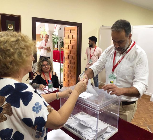 Ramón Galán, alcalde de Trebujena y candidato por IU en este municipio, ejerciendo su derecho al voto el 28M