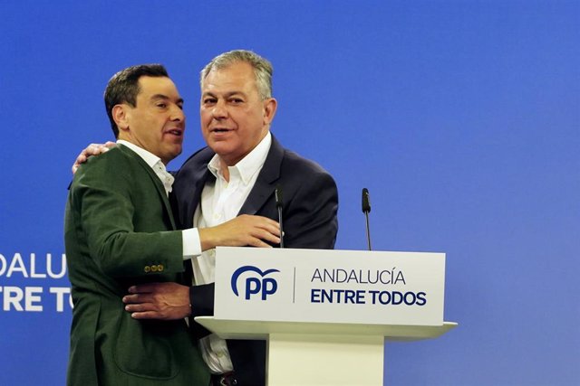 El alcalde electo de Sevilla por el Partido Popular, José Luis Sanz, (d) junto a el presidente del PP en Andalucía, Juanma Moreno, festejan el triunfo electoral en la sede de los populares andaluces.