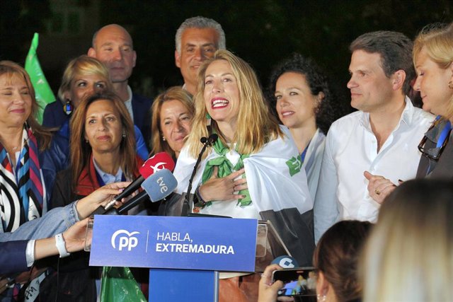 La candidata del PP a la Presidencia de la Junta de Extremadura, María Guardiola (c), atiende a medios durante el seguimiento de la jornada electoral en la sede del PP de Mérida,
