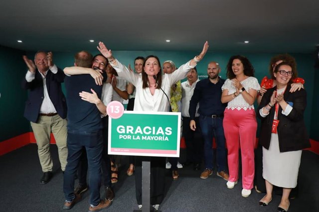 Patricia Cavada, candidata del PSOE en San Fernando, celebra la mayoría absoluta en la noche electoral del 28 de mayo