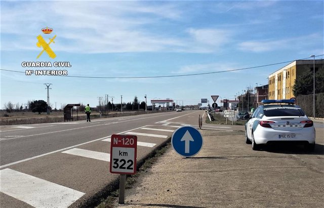 Un Guardia Civil fuera de servicio identifica a tres motoristas por conducción temeraria.