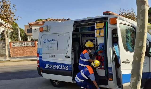 Archivo - Cádiz.-Sucesos.- Afectado por inhalación de humo tras socorrer a varias personas del incendio de una vivienda en Jerez