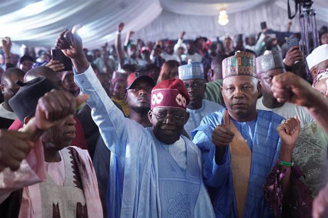 Archivo - El presidente electo de Nigeria, Bola Tinubu, celebra su victoria en las elecciones presidenciales