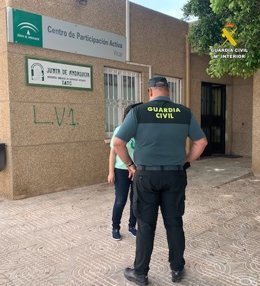 Un agente de la Guardia Civil en el centro de día de Vicar (Almería)