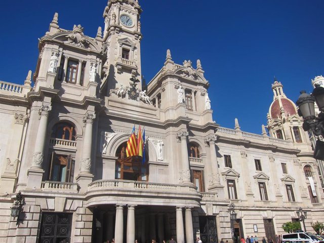 Archivo - Imagen de la fachada del Ayuntamiento de València. 