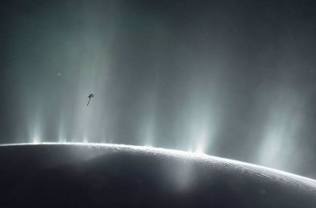 Archivo - Penachos de gases en Encélado