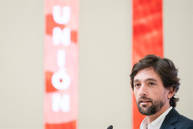 Archivo - El secretario general del partido, Adrián Vázquez, durante una rueda de prensa en la sede nacional del partido.