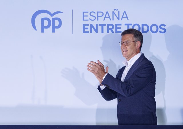 El líder del Partido Popular, Alberto Núñez Feijóo, celebra la victoria del partido en la sede nacional del PP, a 28 de mayo de 2023, en Madrid (España). 