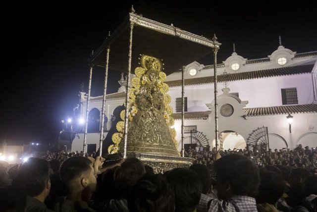La Virgen del Rocío procesiona esta madrugada por las calles de la aldea almonteña.