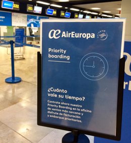 Archivo - Un cartel de embarque de la compañía Air Europa.