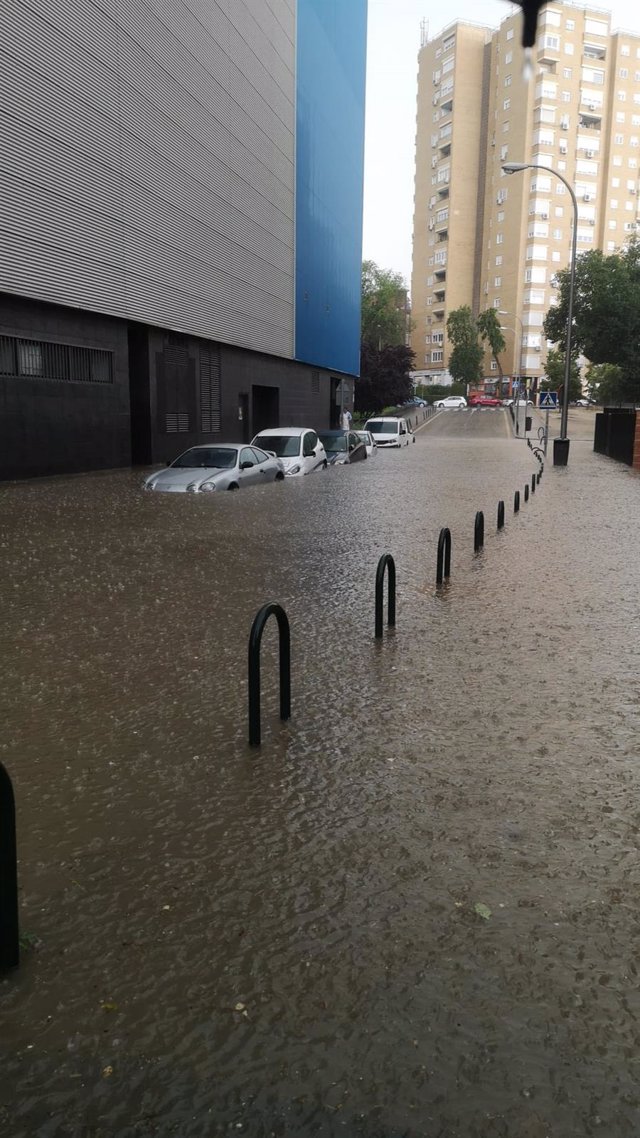 Varios coches circulan bajo la lluvia, a 29 de mayo de 2023, en Madrid (España)