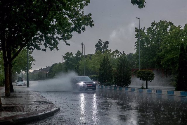 Varios coches circulan bajo la lluvia, a 29 de mayo de 2023, en Madrid (España)