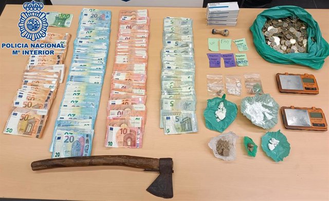 La Policía ha intervenido en la Operación Oro un hacha y 7.200 euros en efectivo.