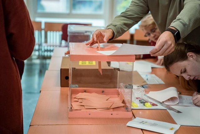 Una persona vota en un colegio electoral, a 28 de mayo de 2023, en Madrid (España).