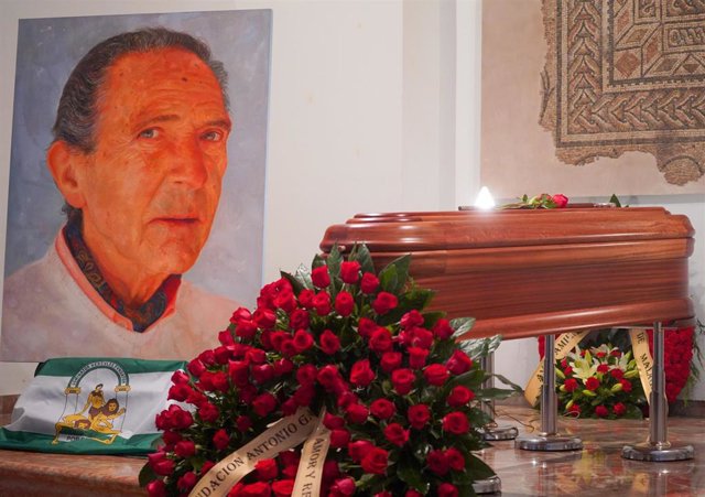 Detalle del ataúd durante la capilla ardiente del escritor Antonio Gala en la Fundación Antonio Gala