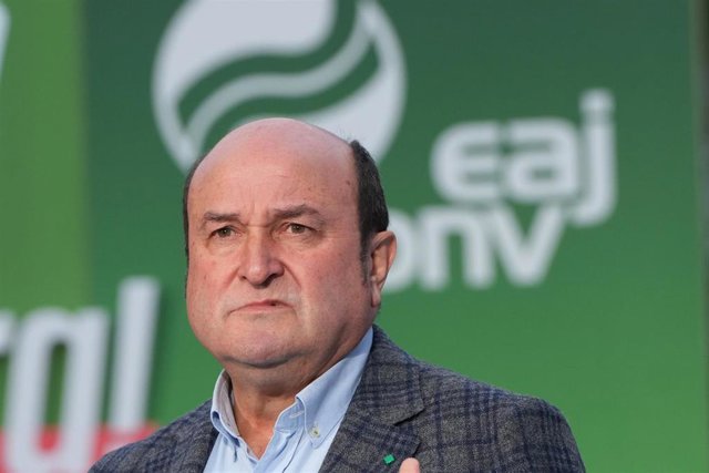 El presidente del EBB del PNV, Andoni Ortuzar, interviene durante un mitin 