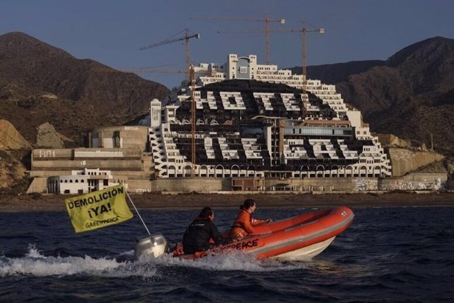 Archivo - Imagen de archivo de una zódiac de Greenpeace navegando frente al hotel de El Algarrobico
