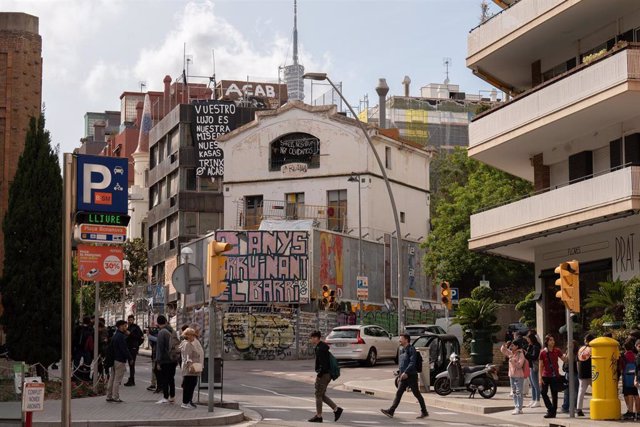 Uno de los edificios de la plaza de la Bonanova, donde se encuentran los edificios okupados La Ruïna y el Kubo, a 11 de mayo de 2023, en Barcelona, Catalunya (España).