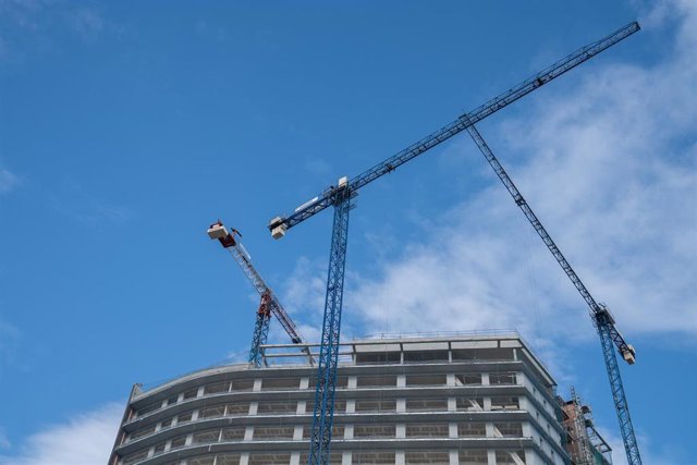 Archivo - Varias grúas en una zona de obras, a 31 de diciembre de 2022, en Barcelona, Cataluña (España). 