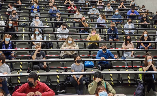 Archivo - Estudiantes en la EvAU de este año.