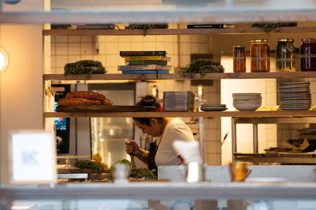 Una cocinera en un restaurante, a 10 de mayo de 2023, en Barcelona, Catalunya (España). 