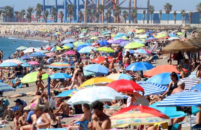 Archivo - Bañistas y turistas disfrutan de un día en la playa de La Malagueta,  05 de agosto 2021 en Málaga (Andalucía)