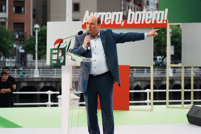 El presidente del EBB del PNV, Andoni Ortuzar, interviene durante un acto de cierre de campaña del PNV, a 26 de mayo de 2023, en Bilbao, Bizkaia