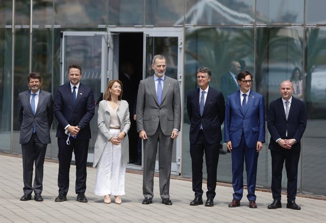 El Rei al costat de la ministra Raquel Sánchez, el president del Cercle d'Economia, Jaume Guardiola; el delegat del Govern central, Carlos Prieto; el líder del PSC, Salvador Illa; l'alcalde de Varsòvia, Trzaskowski, i el tinent d'alcalde Albert Batlle
