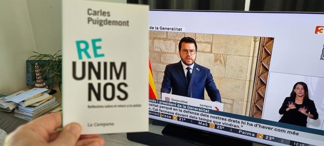 L'expresident de la Generalitat Carles Puigdemont escolta la compareixença del president català, Pere Aragonès.