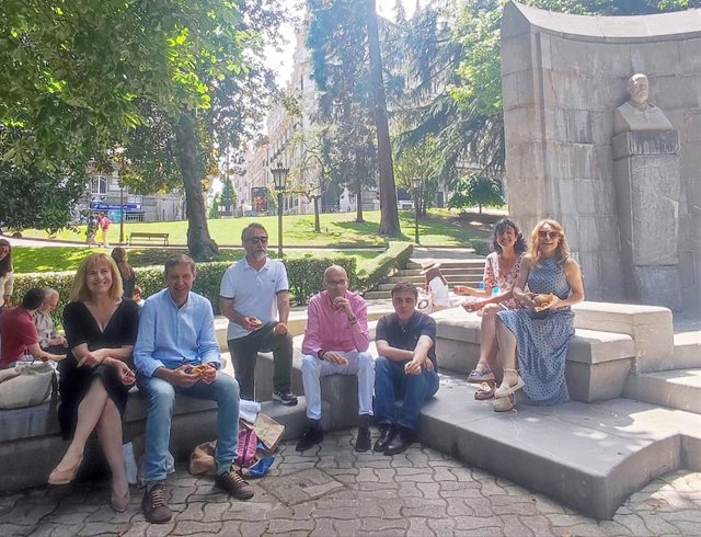 Integrantes de la candidatura socialista al Ayuntamiento de Oviedo durante la festividad local del Martes de Campo
