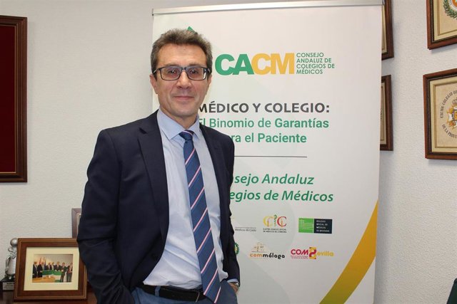 El presidente del CACM, el doctor Jorge Fernández Parra, presenta el Informe de Demografía Médica en Andalucía 2022