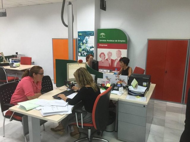 Archivo - Imagen de archivo de una oficina del Servicio Andaluz de Empleo (SAE).