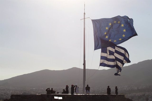 Archivo - Imatge de la bandera de Grècia i la Unió Europea
