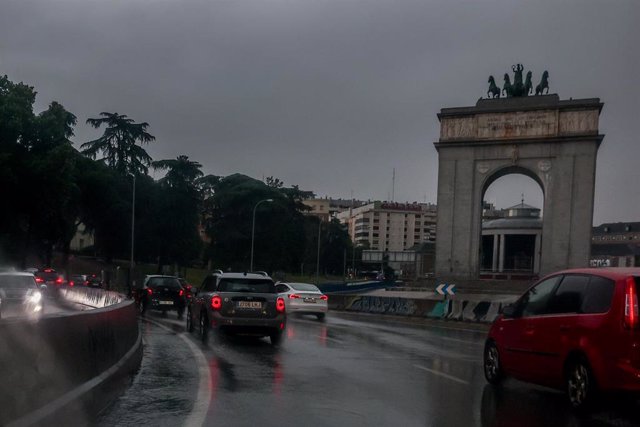 Varios coches circulan bajo la lluvia, a 29 de mayo de 2023, en Madrid (España). 