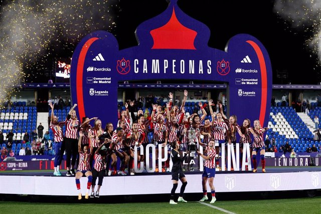 Las jugadoras del Atlético de Madrid celebran su conquista de la Copa de la Reina.