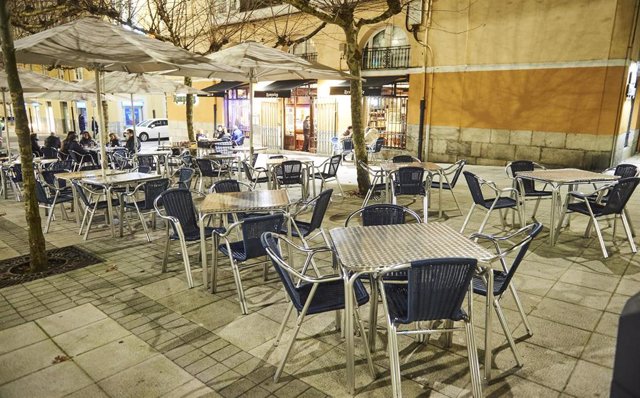 FECAV traslada las "quejas" vecinales por la ocupación de espacios públicos por parte de hosteleros