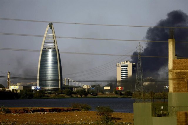 Archivo - Humo en una calle en Jartum, Sudán