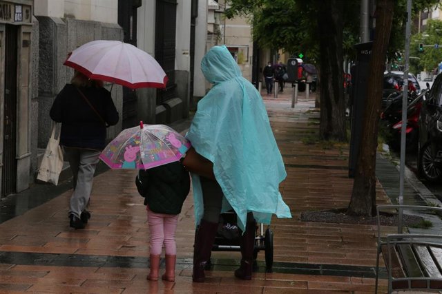 Archivo - Una mujer y una niña pasean con paraguas en la capital en un día de lluvia y bajada de temperaturas en toda España, en que en gran parte de la Península y Baleares se espera nubosidad, con chubascos y tormentas casi generalizados, que podrán ser