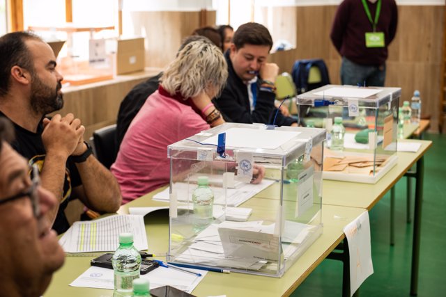 Mesa electoral en el colegio Alcalde Galindo, en Chichilla, donde votan los vecinos de la mitad impar de la calle Murcia, a 28 de mayo de 2023, Chinchilla, Albacete, Castilla-La Mancha (España).